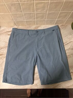 TravisMathew blue golf shorts size 38